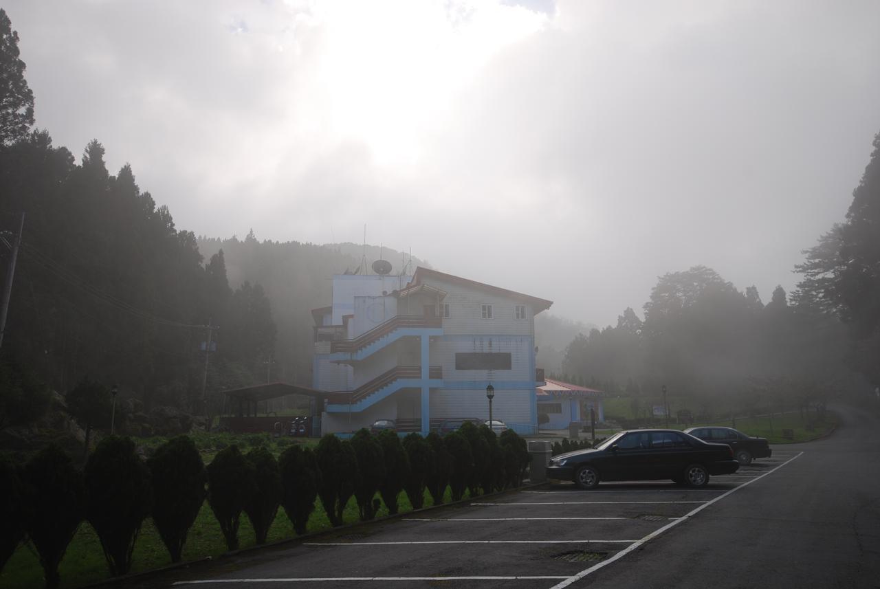 Alishan Youth Activity Center Жонгженг Екстериор снимка